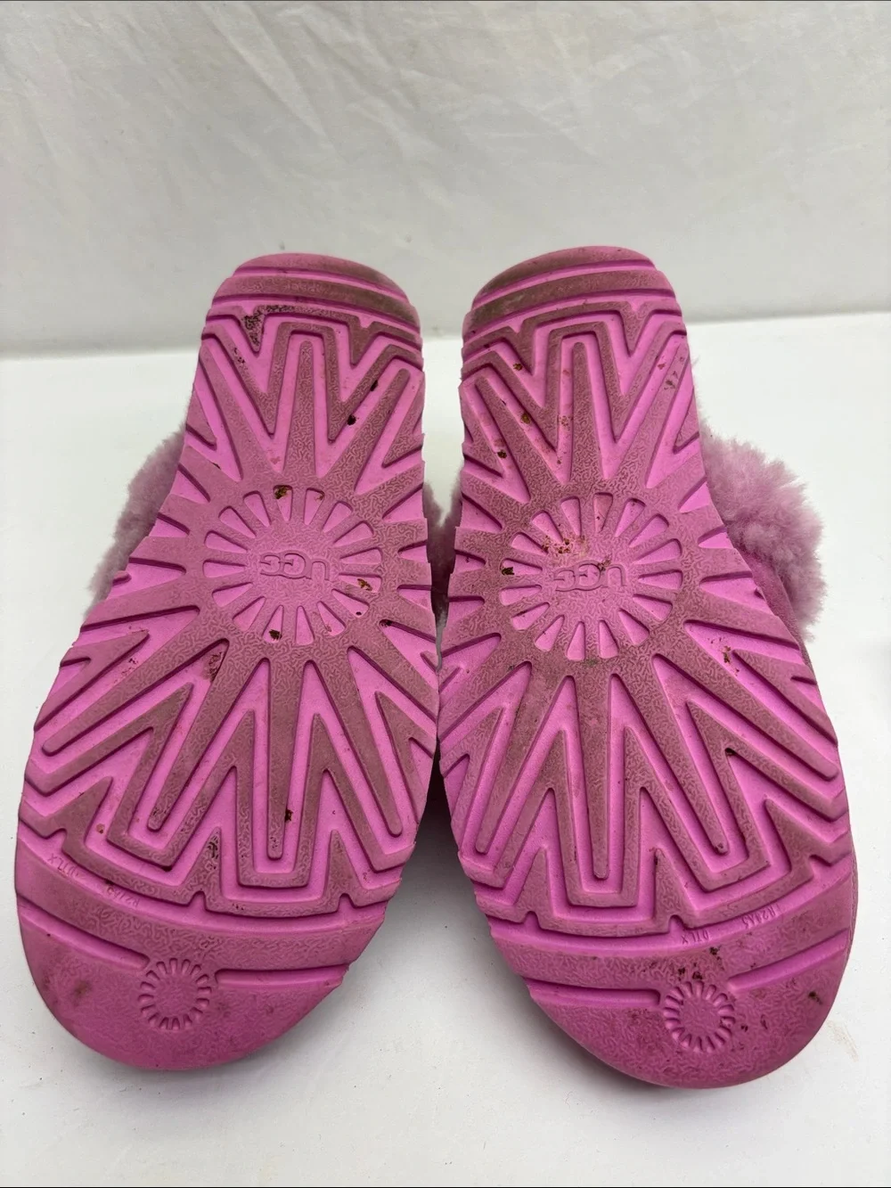 UGG Kids Pink Suede Shearling Slip-On Slippers, SZ 5 big girl, box 50